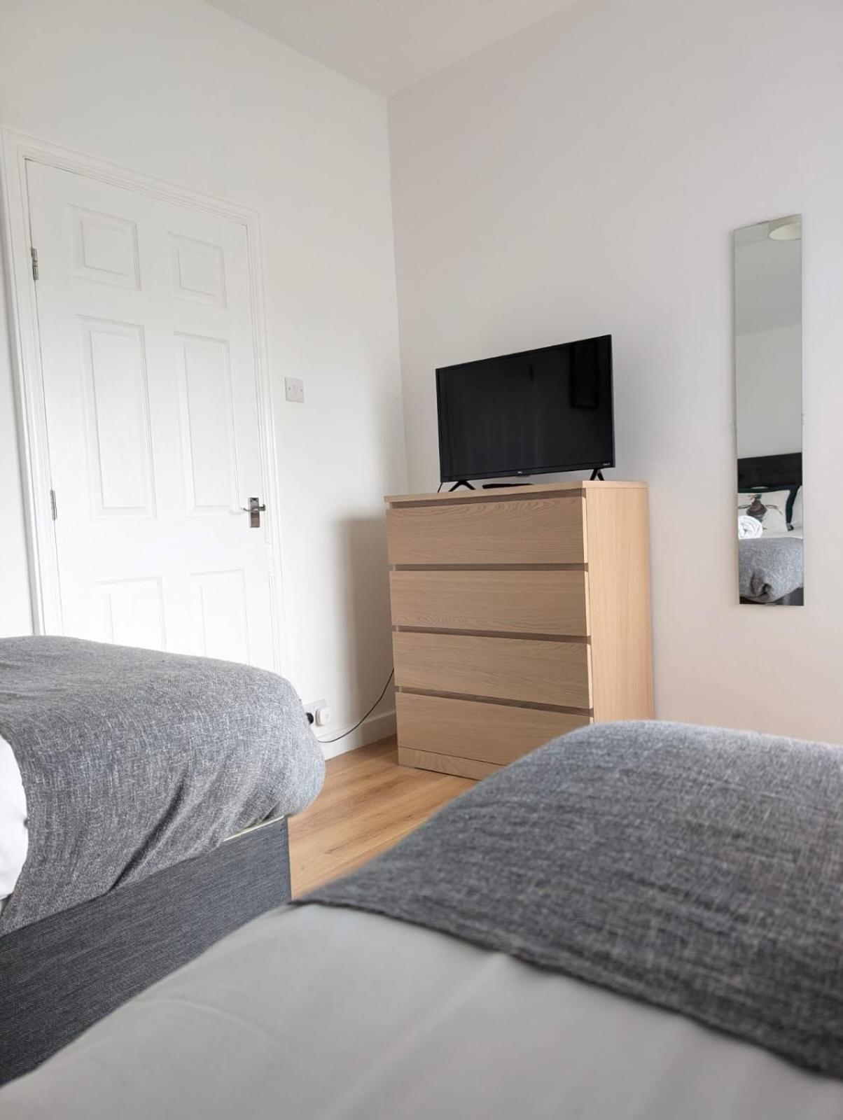Апартаменты 3Br-St Johns Hse-Free Parking-Workers-Kitchen-Wifi-Dog Friendly Донкастер Экстерьер фото